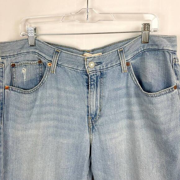 Levi's Boyfriend Jeans Size 32 Light Blue Wash Soft Denim Minimalist‎ Basics - Picture 3 of 8